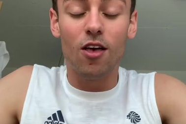Tom Daley đan túi len cho tấm huy chương vàng Olympic