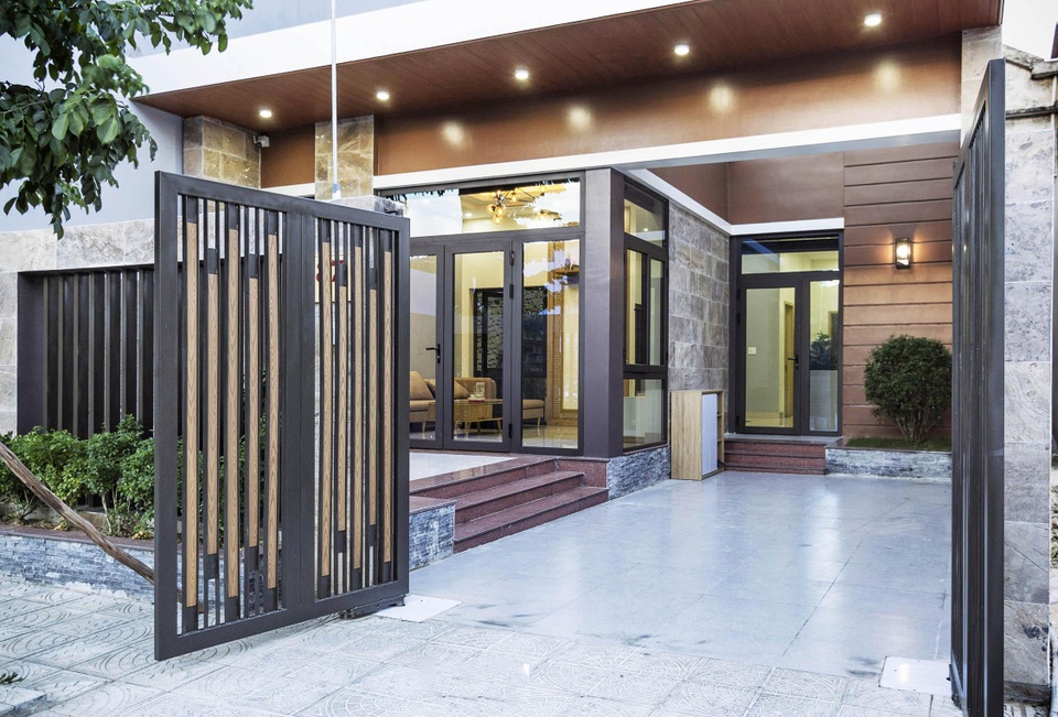 Vợ chồng làm nhà 850 triệu đồng đẹp như resort với giếng trời, bể cá Koi - 1