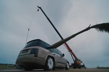 Hãng ô tô Trung Quốc thử nghiệm tình huống cây lớn đổ xuống, đè nóc xe