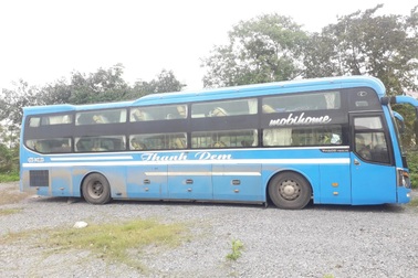 Xe khách đâm chết người lúc rạng sáng rồi bỏ trốn