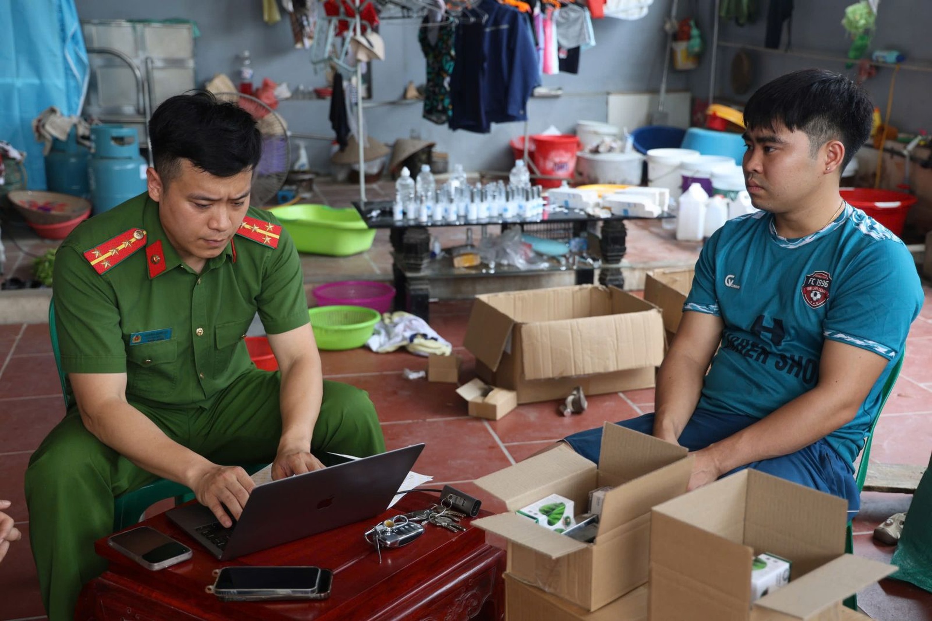 Cận cảnh xưởng sản xuất mỹ phẩm giả, bán trăm nghìn đơn trên Shopee, TikTok - 3 Cận cảnh xưởng sản xuất mỹ phẩm giả, bán trăm nghìn đơn trên Shopee, TikTok - 3