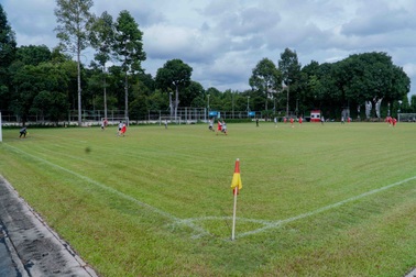 Lỗ "khủng" vì Covid-19, ông chủ trẻ tính bán sân bóng