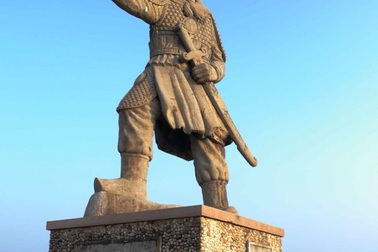 Tượng Đức Thánh Trần bên cửa biển Quy Nhơn bảo vệ tàu thuyền ngư dân