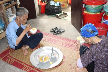 Xót xa bữa cơm 5000 đồng của cặp vợ chồng “ông điếc chăm bà mù”