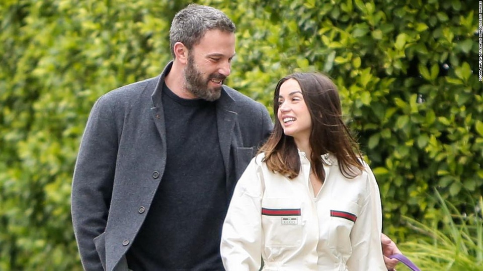 Bond-girl Ana de Armas chia tay bạn trai hơn 16 tuổi - 3 Bond-girl Ana de Armas chia tay bạn trai hơn 16 tuổi - 3