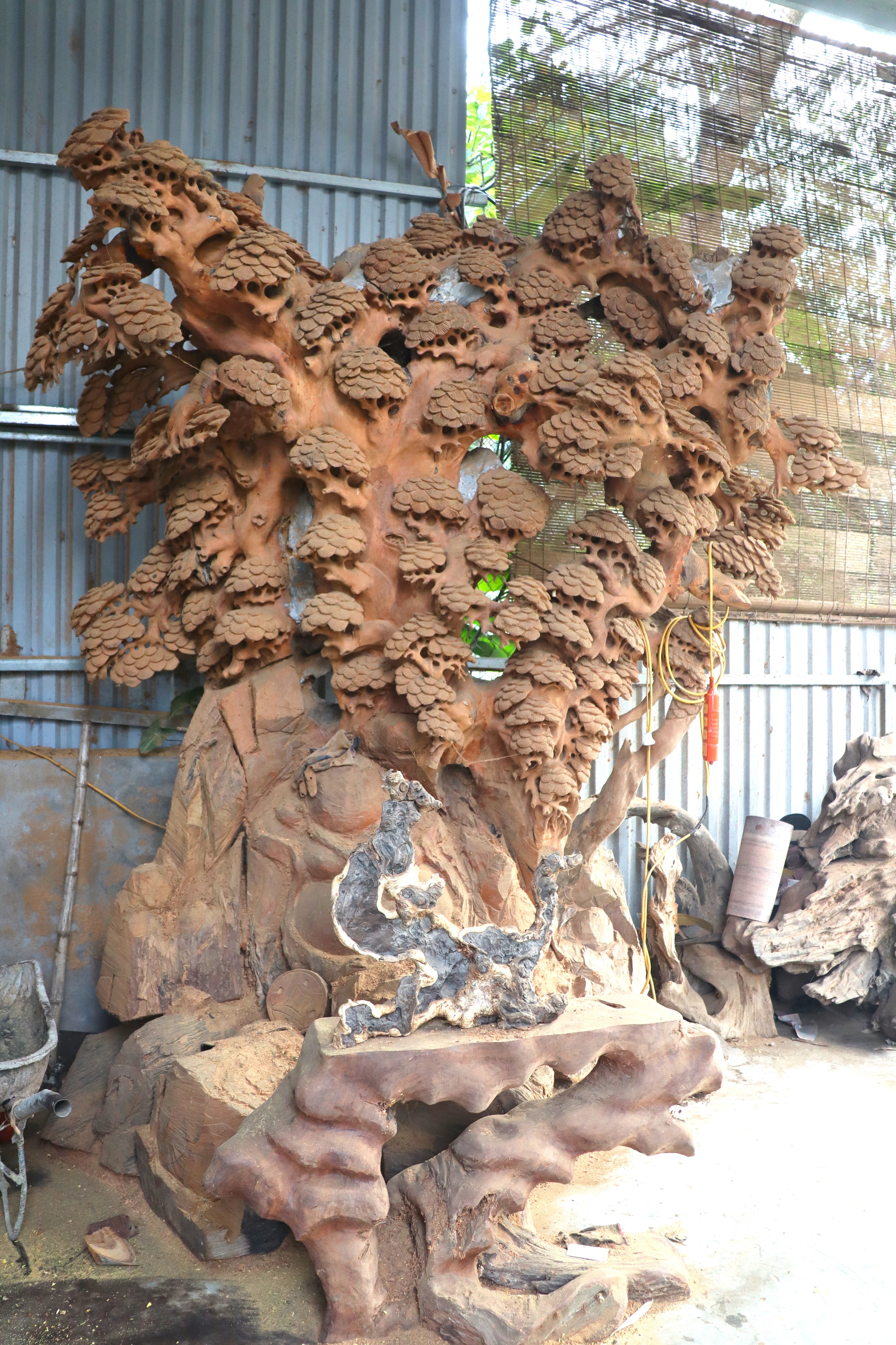 Seluruh kampung menggali tunggul pokok yang reput untuk diukir, tanpa diduga menjualnya dengan harga ratusan juta dong - 4 Cả làng đào gốc cây mục về đục đẽo, ai ngờ bán giá trăm triệu đồng - 4