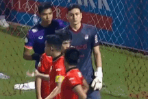 Văn Lâm bỏ khung thành lên tấn công, suýt bị thủng lưới