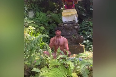 Truy tìm danh tính du khách ngồi thiền khỏa thân ở đền thiêng tại Bali