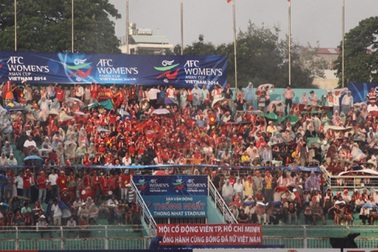 CĐV Việt Nam "thắp lửa" cho các cô gái dưới cơn mưa nặng hạt