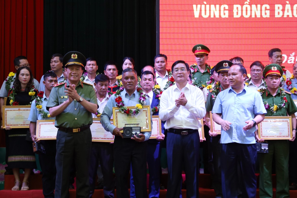 Biểu dương gương tiên tiến phong trào bảo vệ an ninh Tổ quốc ở Tây Nguyên - 2 Biểu dương gương tiên tiến phong trào bảo vệ an ninh Tổ quốc ở Tây Nguyên - 2