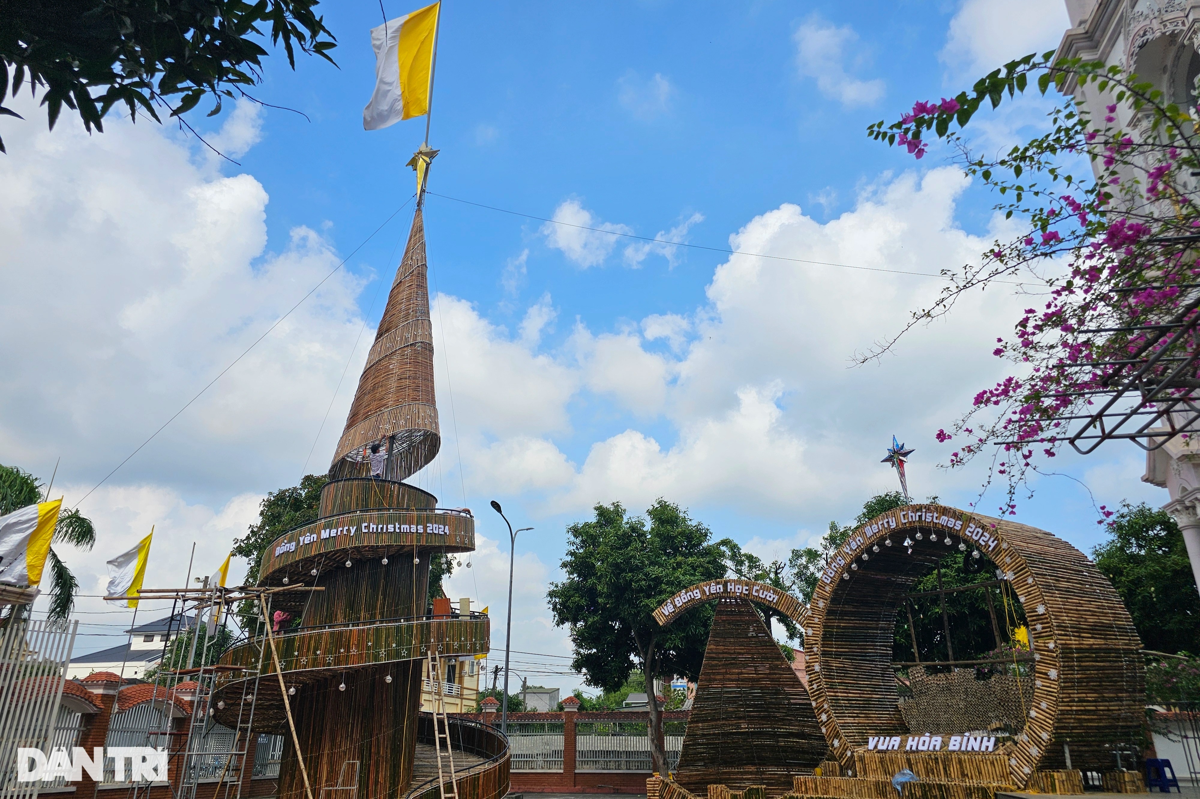 ដើមណូអែលប្លែកពីដើមឫស្សីចំនួន ១៤០០ ដើម - ១ Độc đáo cây thông đón Giáng sinh làm từ 1.400 cây tre, nứa - 1