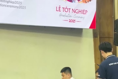 nam sinh 10 năm cõng bạn tái hiện trên sân khấu tốt nghiệp ĐH Bách khoa