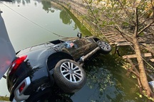 Ô tô 7 chỗ lao xuống hồ ở Hà Nội, 4 người thoát chết