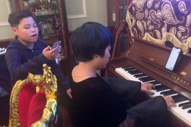 Ngọc Khuê và con trai hát tặng độc giả báo Dân trí ngày đầu năm mới.