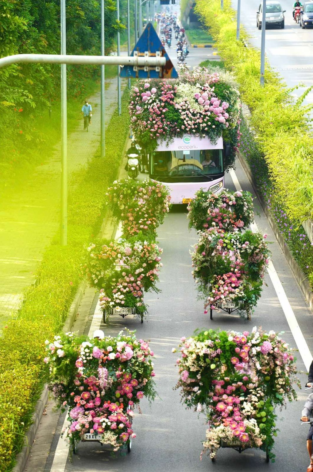 Roadshow ấn tượng nhất Việt Nam: Xe đạp, xích lô, bus ngập tràn sắc hoa sen - 2 Roadshow ấn tượng nhất Việt Nam: Xe đạp, xích lô, bus ngập tràn sắc hoa sen - 2