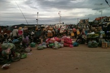 Tàu cao tốc ngừng chạy do biển động, dân ùa lên tàu công vụ