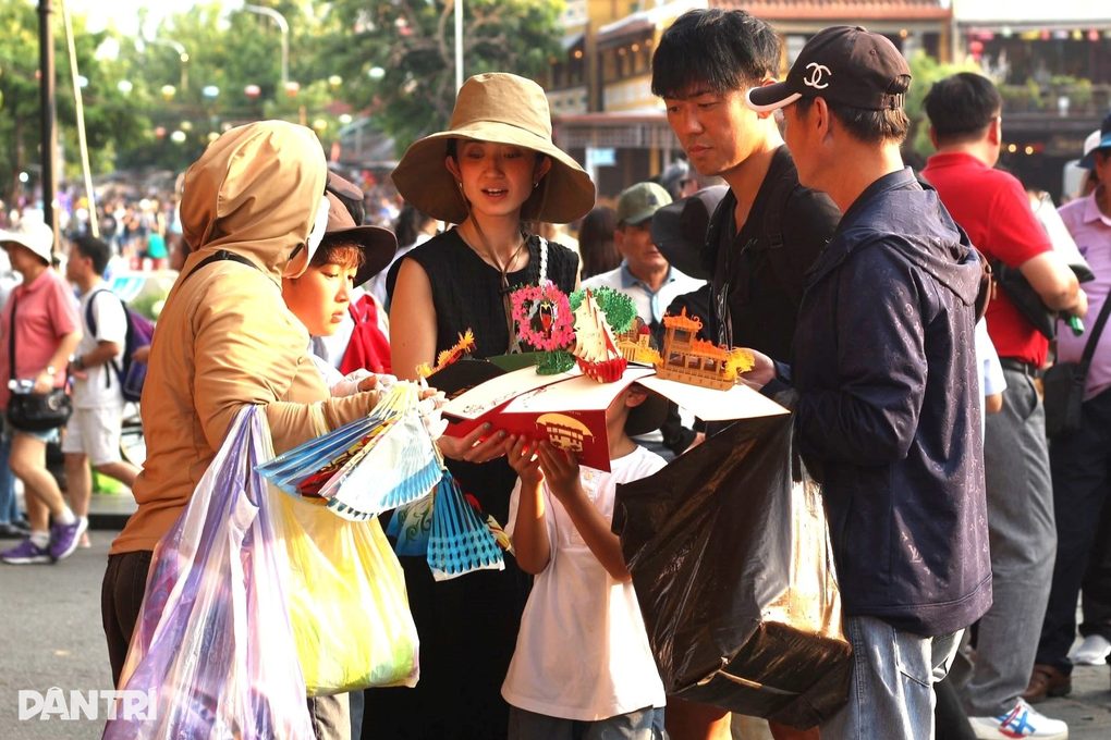 Phố cổ Hội An chật kín du khách ngày lễ Quốc khánh 2/9 - 2