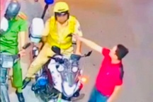 Giơ ví chứa thẻ thanh tra xây dựng, người đàn ông ở TPHCM bị CSGT khống chế