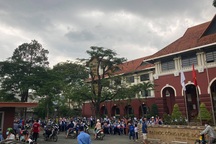 Đồng Nai: Xử lý nghiêm vụ hơn 800 học sinh vẫn đến trường bất chấp lệnh cấm