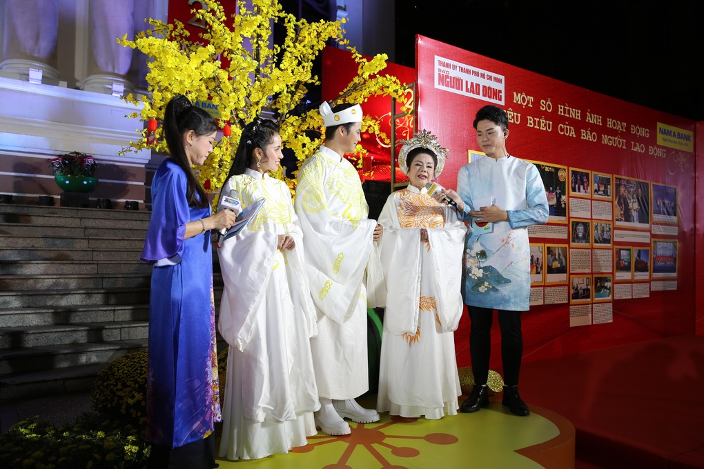 Minh Hằng mặc xuyên thấu, NSND Thu Hà khoe vai trần trên thảm đỏ Mai Vàng - 7