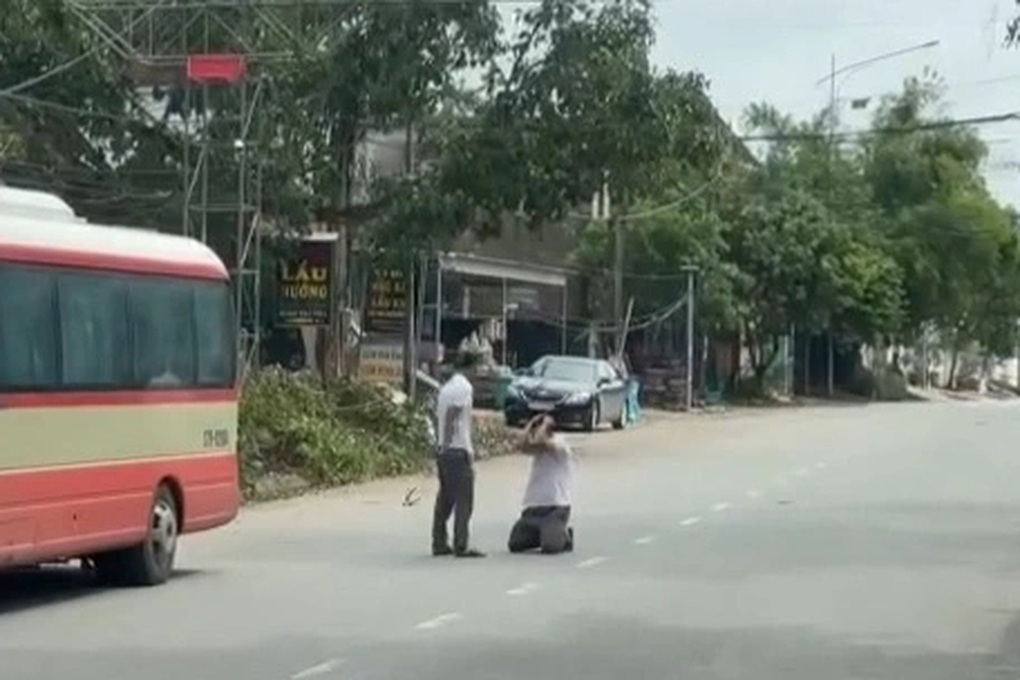 Hành khách nghi dùng thắt lưng đánh tài xế xe buýt, bắt quỳ giữa đường - 1 Hành khách nghi dùng thắt lưng đánh tài xế xe buýt, bắt quỳ giữa đường - 1