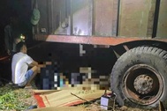 6 người trú mưa dưới gầm máy kéo, 2 người bị cán chết