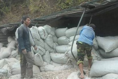 Lật xe chở sắn, quốc lộ tê liệt hàng giờ