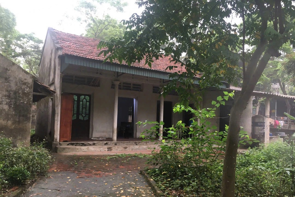 Cô gái mua quần áo giấy, vàng mã mời cả nhà dự lễ tốt nghiệp ở Hà Nội - 2