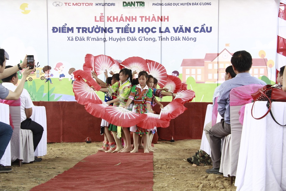 Có phòng học Dân trí, hàng trăm em nhỏ Tây Nguyên chấm dứt chuyện học nhờ - 9 Có phòng học Dân trí, hàng trăm em nhỏ Tây Nguyên chấm dứt chuyện học nhờ - 9