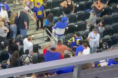 CĐV Mỹ đánh nhau kinh hoàng trên khán đài