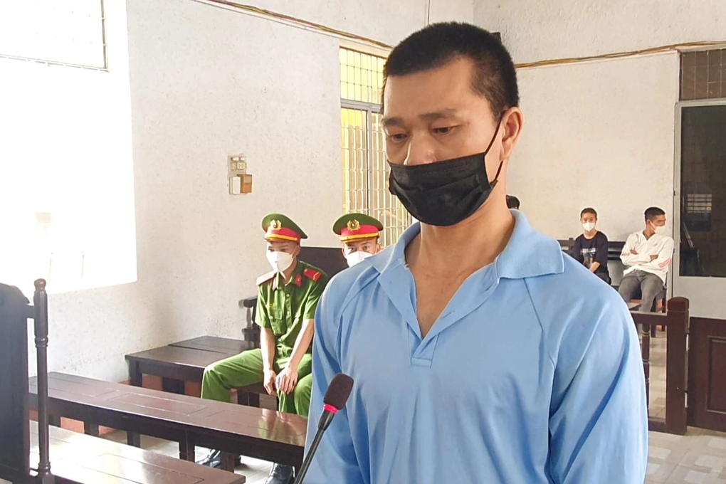 Mâu thuẫn sau ly hôn, chồng dùng cuốc đánh vào đầu vợ cũ - 1 Mâu thuẫn sau ly hôn, chồng dùng cuốc đánh vào đầu vợ cũ - 1