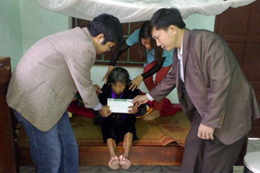 Trao hơn 14 triệu đồng cho vợ thương binh 91 tuổi sống cô độc