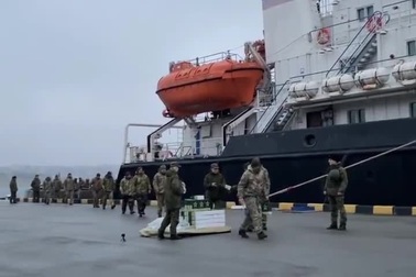 Đoạn video nghi là cảnh quân nhân Ukraine trên đảo Rắn đầu hàng Nga