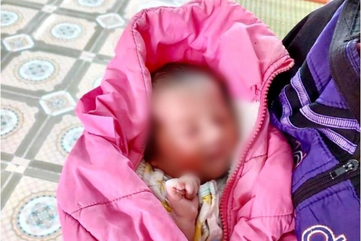 Truy tìm cha mẹ của bé gái sơ sinh bị bỏ trong túi nilon vứt bên đường - 2 Truy tìm cha mẹ của bé gái sơ sinh bị bỏ trong túi nilon vứt bên đường - 2