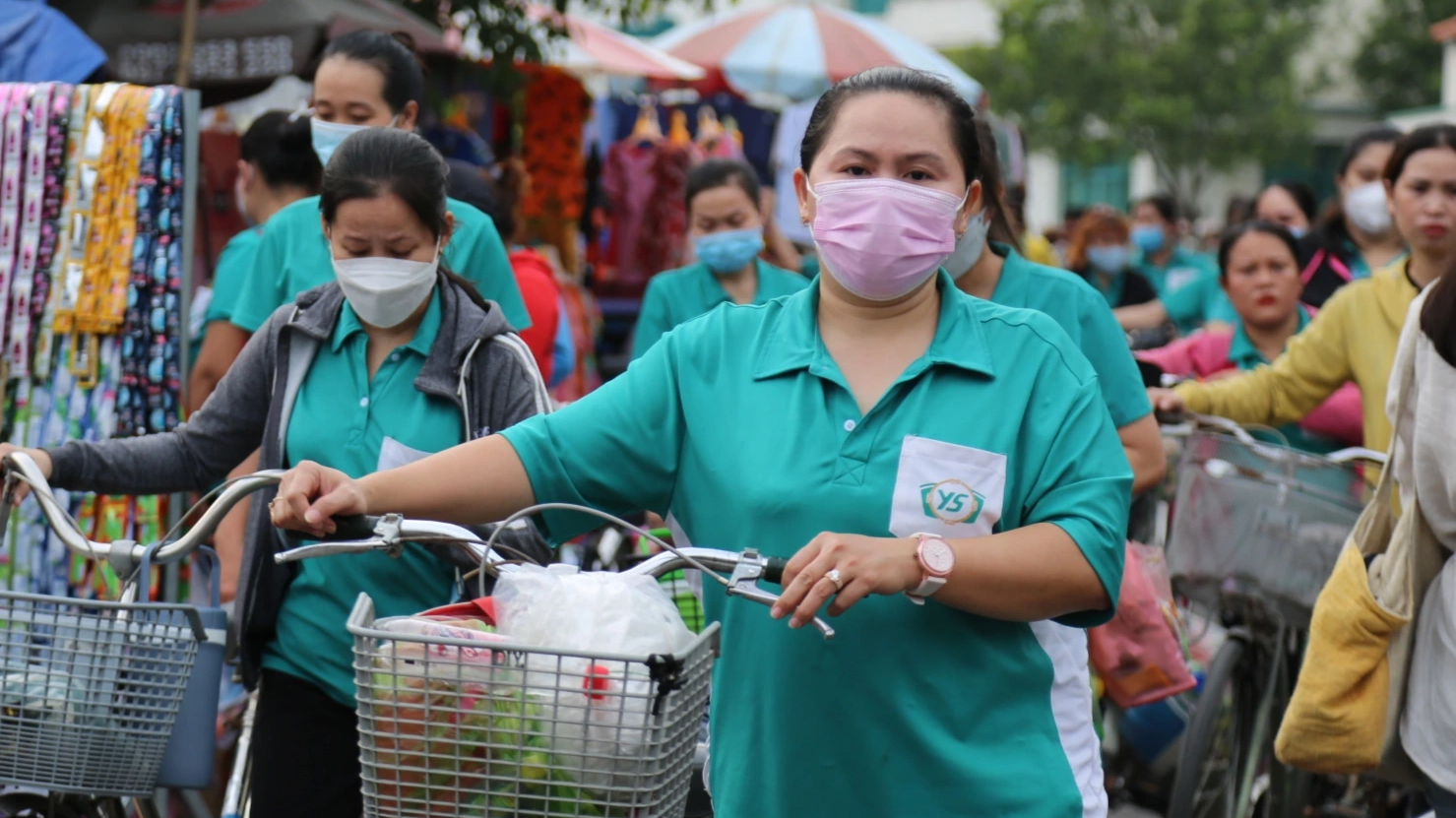 Doanh nghiệp "cắn răng" cắt giảm người, công nhân ăn mì gói cầm cự