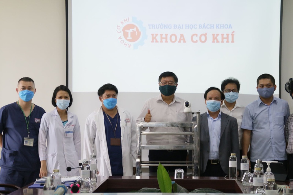 ĐH Đà Nẵng thưởng nóng sáng chế robot phục vụ khu cách ly - 2 ĐH Đà Nẵng thưởng nóng sáng chế robot phục vụ khu cách ly - 2