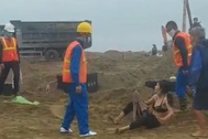 Xôn xao clip nhóm phụ nữ mặc áo ngực la hét tại công trường xây dựng