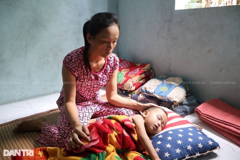 Người phụ nữ không dám vay tiền chữa bệnh, sợ để lại nợ cho chồng con - 2