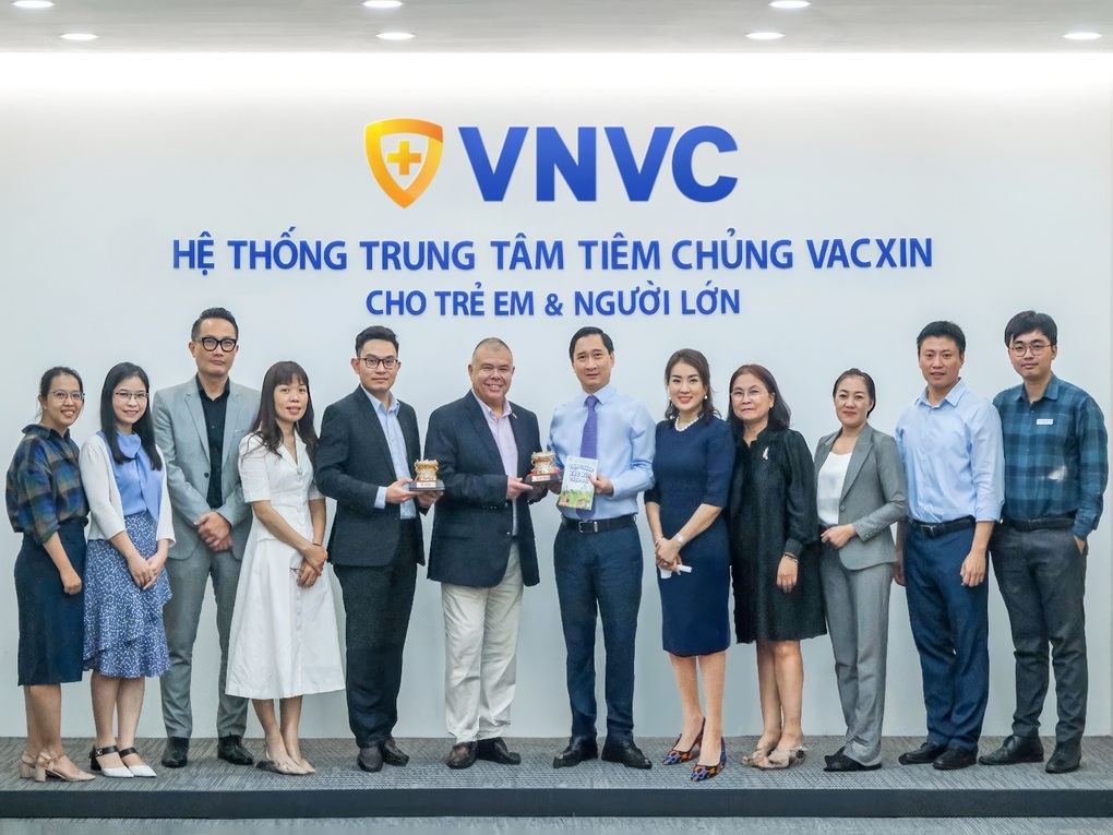 Giáo sư, Hiệp sĩ Jonathan Van Tam đến Việt Nam trao đổi về y khoa - 2
