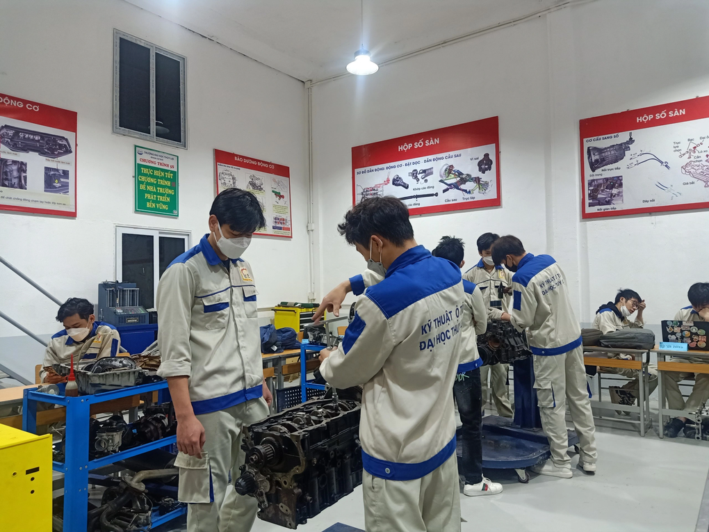 Khát nguồn nhân lực chất lượng cao, doanh nghiệp cạnh tranh khốc liệt - 2 Khát nguồn nhân lực chất lượng cao, doanh nghiệp cạnh tranh khốc liệt - 2