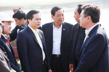 Thứ trưởng Bộ GTVT thăm công trình cầu bắc qua sông Lam