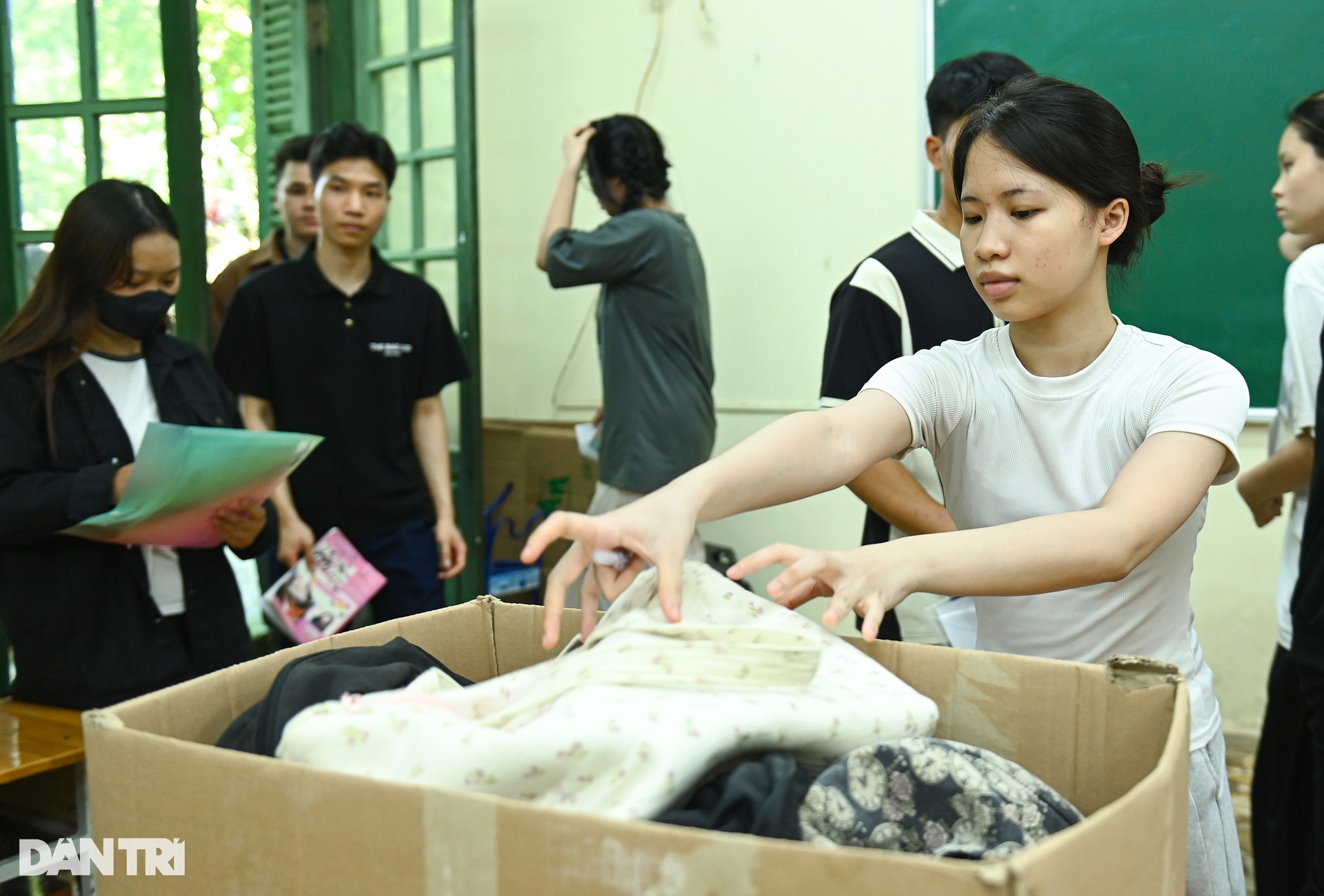 Thi tốt nghiệp THPT 2025: Thí sinh tự do hồi hộp trước chuyến đò cuối - 10 Thi tốt nghiệp THPT 2025: Thí sinh tự do hồi hộp trước chuyến đò cuối - 10
