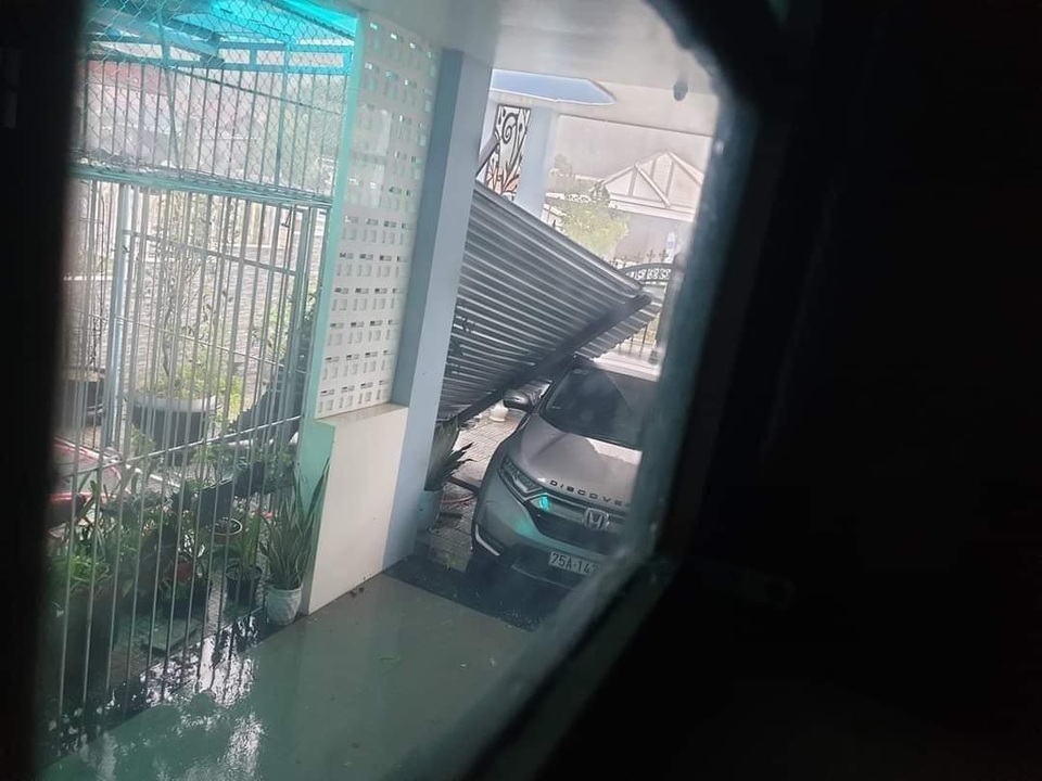 Huyện miền núi tại Thừa Thiên Huế ngổn ngang sau bão số 9 - 10 Huyện miền núi tại Thừa Thiên Huế ngổn ngang sau bão số 9 - 10