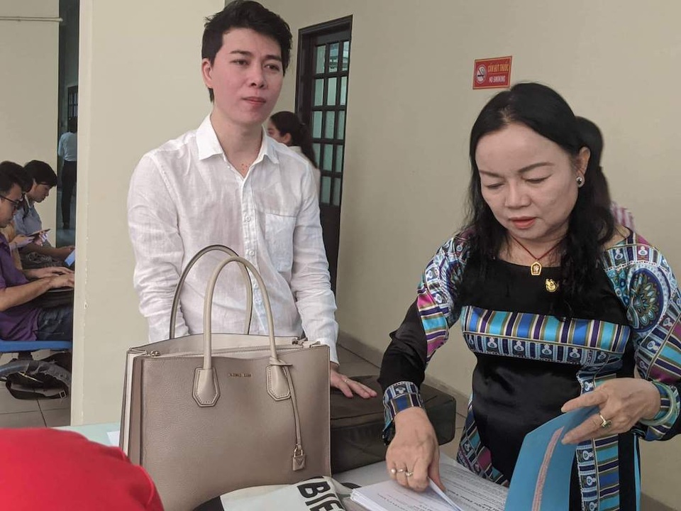 Lại hoãn phiên tòa ca sĩ Đàm Vĩnh Hưng bị kiện - 1 Lại hoãn phiên tòa ca sĩ Đàm Vĩnh Hưng bị kiện - 1