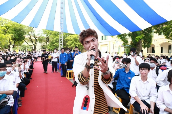 Nghệ sĩ biểu diễn tại chương trình và giao lưu với học sinh