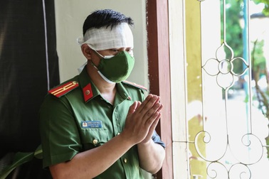 Thiếu tá công an xót xa tiễn biệt cha từ vùng dịch