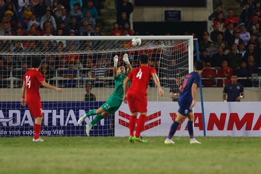 Văn Lâm xuất sắc trong trận hòa của tuyển Việt Nam trước Thái Lan