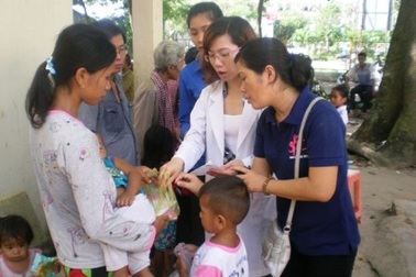 Hơn 600 người dân nghèo được Hội cha mẹ Nhân Ái giúp khám bệnh miễn phí
