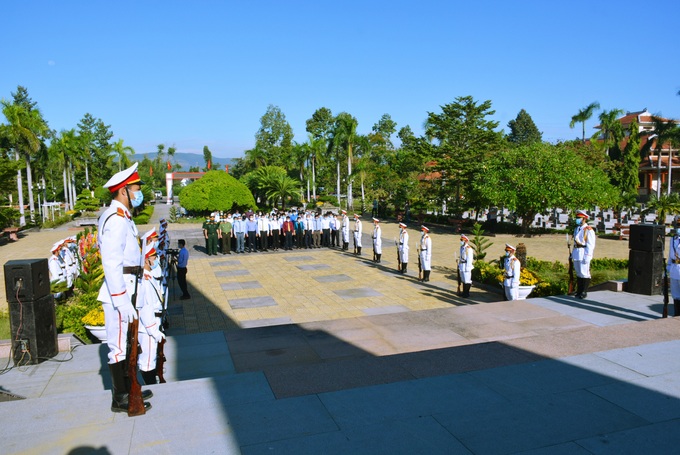 Quảng Ngãi: Lãnh đạo tỉnh dâng hương và thăm hỏi các gia đình chính sách Người có công  - Ảnh 1.