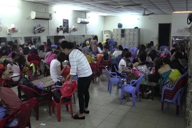 Hơn 100 tiếp viên ăn mặc “mát mẻ” phục vụ khách phòng karaoke